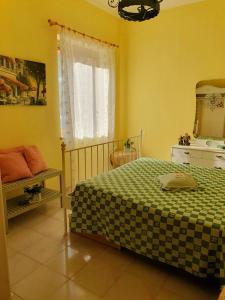 パリヌーロにあるCasa Vacanze Rosy "Nel Verde"のベッドルーム1室(ベッド1台、テーブル、窓付)