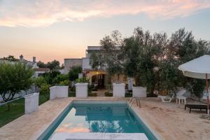 Masseria della Piana内部或周边的泳池