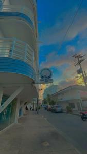 un edificio con un cartello sul lato di una strada di BLUE ISLAND HOTEL a San Andrés