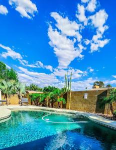 - une piscine dans une cour avec un ciel bleu dans l'établissement North Phoenix At Your Fingertips, à Phoenix