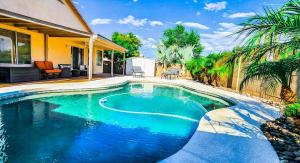 una piscina con agua azul en un patio trasero en North Phoenix At Your Fingertips en Phoenix