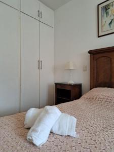 1 dormitorio con 1 cama con 2 toallas en TRANQUILO E ARBORIZADO, en São Paulo