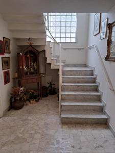 una escalera en una casa con una escalera en TRANQUILO E ARBORIZADO, en São Paulo