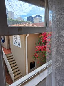 desde la ventana de un balcón con flores en TRANQUILO E ARBORIZADO, en São Paulo
