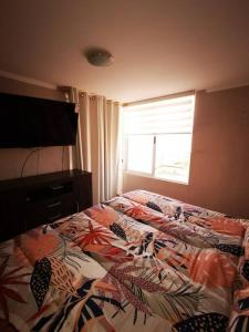 1 dormitorio con cama y ventana en frente a playa vista panorámica Departamento 3 Habitaciones 2 Baños Iquique, en Iquique