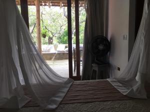 un dormitorio con una cama con mosquitera en Casa de ferias, en Trancoso 21 fotos más