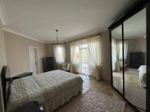 una camera con un grande letto e uno specchio di Villa Elysium a Gebze
