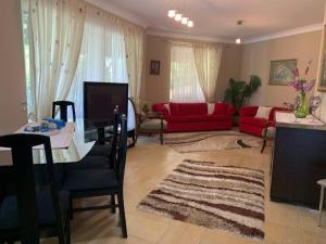 un soggiorno con divano rosso e tavolo di Villa Elysium a Gebze