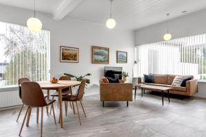 uma sala de estar com uma mesa e um sofá em Nes Residence em Reykjavík