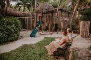 Khách lưu trú tại Petit Lafitte Beach Front Hotel & Bungalows