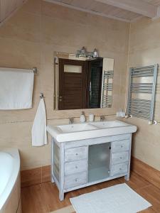 La salle de bains est pourvue d'un lavabo et d'un miroir. dans l'établissement Apartament u Busiów - okolice Zakopanego, à Dzianisz