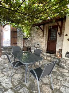 Patio alebo iná vonkajšia časť ubytovania St. John Traditional House