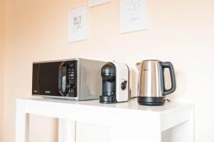 Příslušenství pro přípravu čaje a kávy v ubytování Artemide Apartment