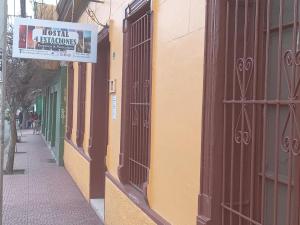 Hostal 4 Estaciones في لوس أوديس: وجود علامة معلقة على جانب المبنى