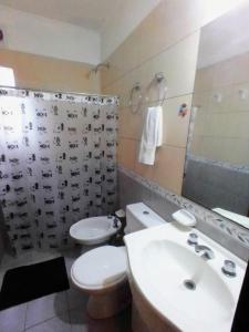 een badkamer met een toilet, een wastafel en een douche bij Costa Posadas in Posadas
