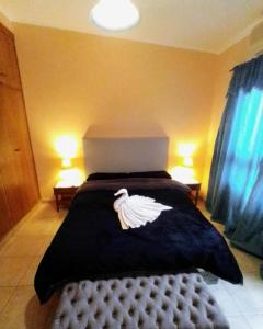 Un dormitorio con una cama con un cisne. en Costa Posadas en Posadas