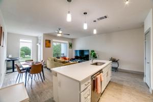 Imagen de la galería de Downtown Apartment with Riverwalk views Free Parking Pet Friendly Centrally Located on the Riverwalk, en San Antonio