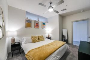 Imagen de la galería de Downtown Apartment with Riverwalk views Free Parking Pet Friendly Centrally Located on the Riverwalk, en San Antonio