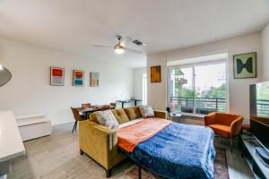 een slaapkamer met een bed, een bank en een raam bij Downtown Apartment with Riverwalk views Free Parking Pet Friendly Centrally Located on the Riverwalk in San Antonio