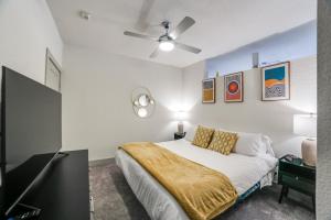 een slaapkamer met een bed en een plafondventilator bij Downtown Apartment with Riverwalk views Free Parking Pet Friendly Centrally Located on the Riverwalk in San Antonio +15 foto's