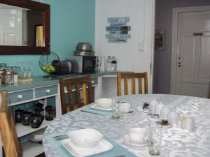 een keuken met een tafel met borden en kopjes erop bij Wildhorses B&B and Self Catering in Lüderitz