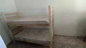 Ein Etagenbett oder Etagenbetten in einem Zimmer der Unterkunft Sítio sheherazade