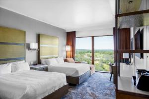 una camera d'albergo con due letti e una finestra di Red Hawk Resort & Casino a Placerville