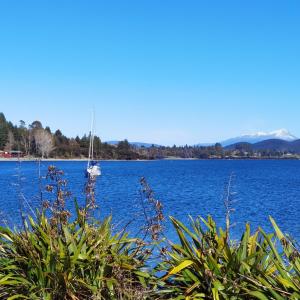 um veleiro em um grande corpo azul de água em Kea by the Lake em Te Anau