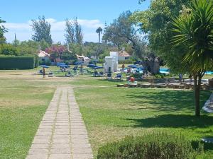 un parque con un camino en la hierba en Pedras D` EL Rei Village, en Tavira