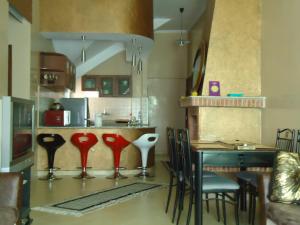 una cocina con una mesa y algunas cucharas rojas en el suelo en Bel Appartement à Ifrane en Ifrane