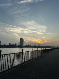 een hek naast een waterlichaam met een stad bij Riverside En suite Double Room E14 in Londen