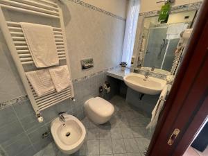 een badkamer met een toilet en een wastafel bij Il Timone Loreto in Monterosso al Mare
