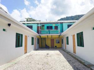 einen Innenhof eines Schulgebäudes mit Balkon in der Unterkunft Cabinas Golfito in Golfito