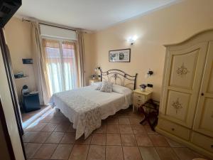 モンテロッソ・アル・マーレにあるIl Timone Loretoのベッドルーム(白いベッド1台、窓付)