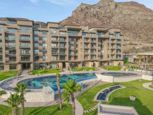 Πισίνα στο ή κοντά στο New Luxurious Oceanfront 2 Bedroom Condo with Stunning Views