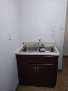 - un évier dans la cuisine avec un comptoir dans l'établissement Edificio los Alcatraces, à Tijuana