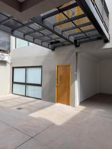 una habitación vacía con una puerta en un edificio en Luxury Apartments en Mendoza