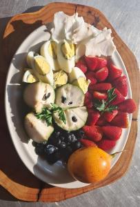 un plato de frutas y bayas en una mesa en Treff Lodge Hotel, en Oxapampa