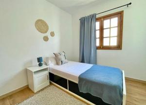 a small bedroom with a bed and a window at O sole mio en Playa honda in Playa Honda