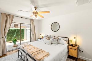 una camera da letto con un letto e un ventilatore a soffitto di Luxe 3 Story Townhome with Downtown View Near NRG Stadium Centrally Located Walkable To Popular Restaurants sleeps 8 a Houston