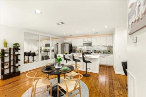 una cucina e un soggiorno con tavolo e sedie di Luxe 3 Story Townhome with Downtown View Near NRG Stadium Centrally Located Walkable To Popular Restaurants sleeps 8 a Houston