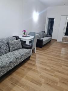 ein Wohnzimmer mit einem Sofa und einem Tisch in der Unterkunft Apartman K2 in Kraljevo