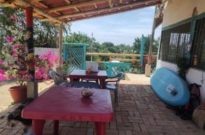 eine Terrasse mit einem Tisch und Stühlen sowie einem Tisch und einer Bank in der Unterkunft Guest House Villa Machalilla in Machalilla