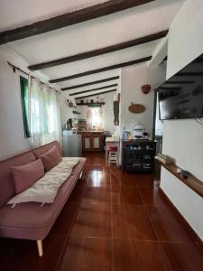 a living room with a couch and a kitchen at La Casita de La Esperanza in La Esperanza