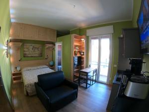 1 dormitorio con 1 cama y 1 silla en una habitación en Michele Guest House, en Pisa