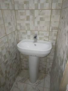 ein Bad mit einem weißen Waschbecken im Zimmer in der Unterkunft Ark Royal of the Caribbean in Arnos Vale