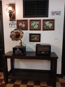 a table with a microwave and a radio on it at Hotel Boutique Casa Antigua in San Vicente de Chucurí