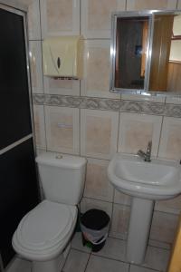 uma casa de banho com um WC e um lavatório em Oro Hospedaria em Ouro Preto