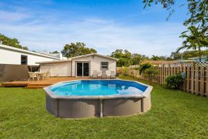 una piscina en el patio de una casa en Home In Fort Lauderdale 3 Bedrooms & private pool!, en Fort Lauderdale