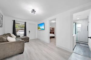 sala de estar con sofá y dormitorio en Home In Fort Lauderdale 3 Bedrooms & private pool!, en Fort Lauderdale